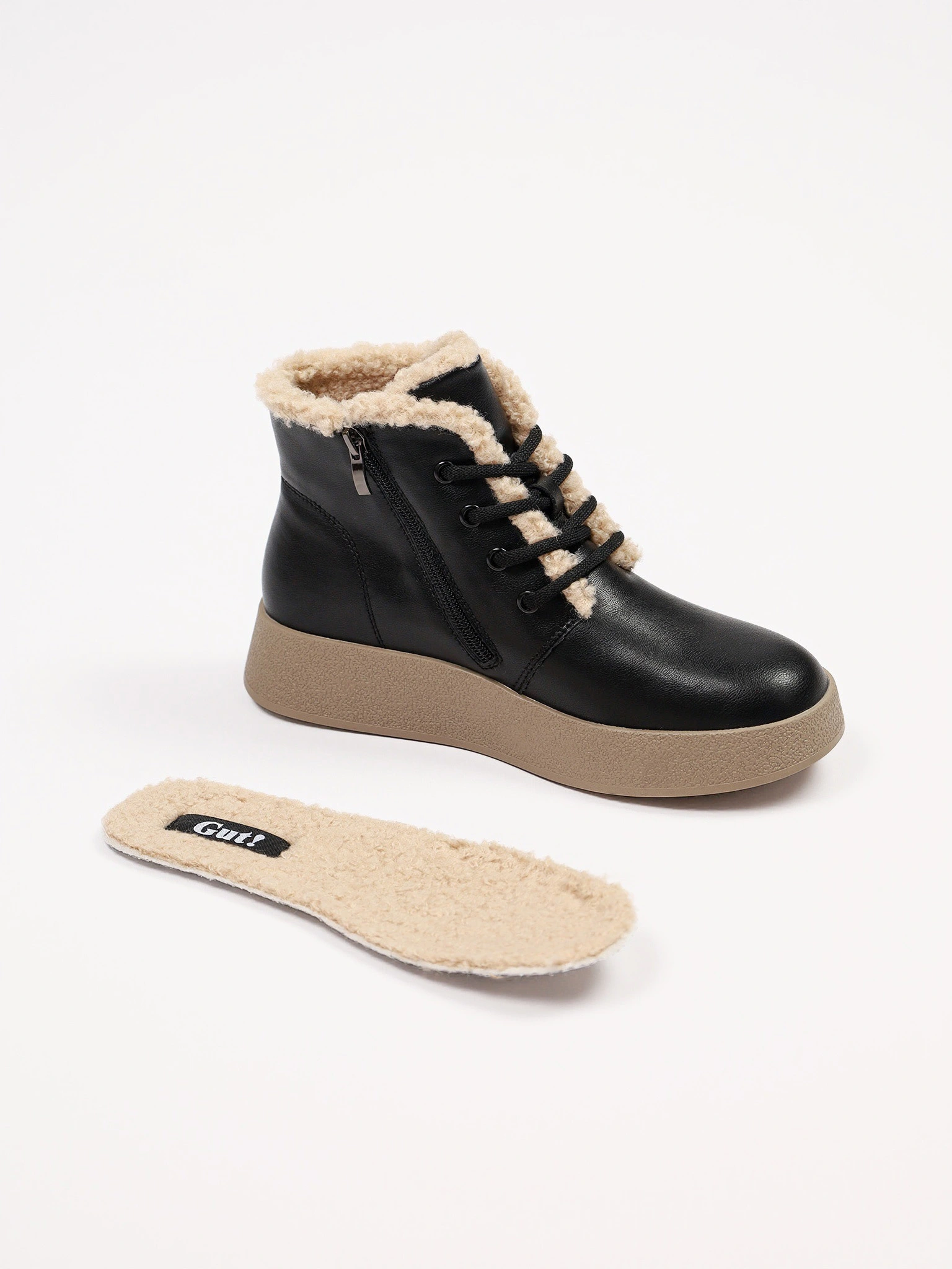 Ботинки черного цвета на контрастной платформе с меховой отделкой